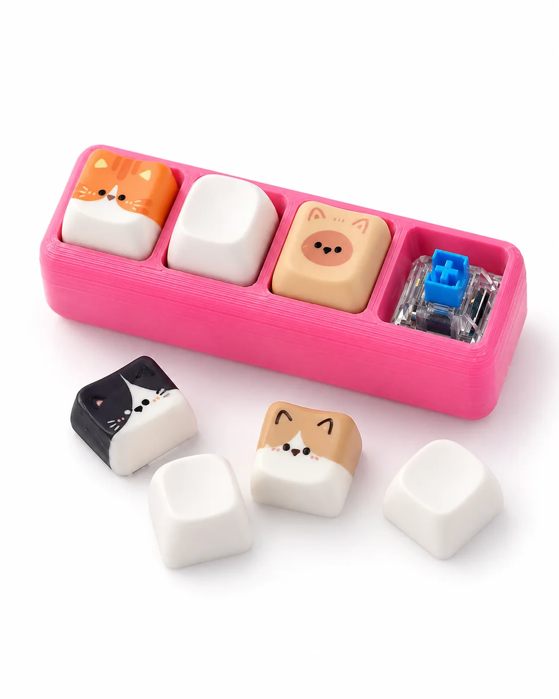 Vaaleita Klikki-prototyyppejä pöydällä