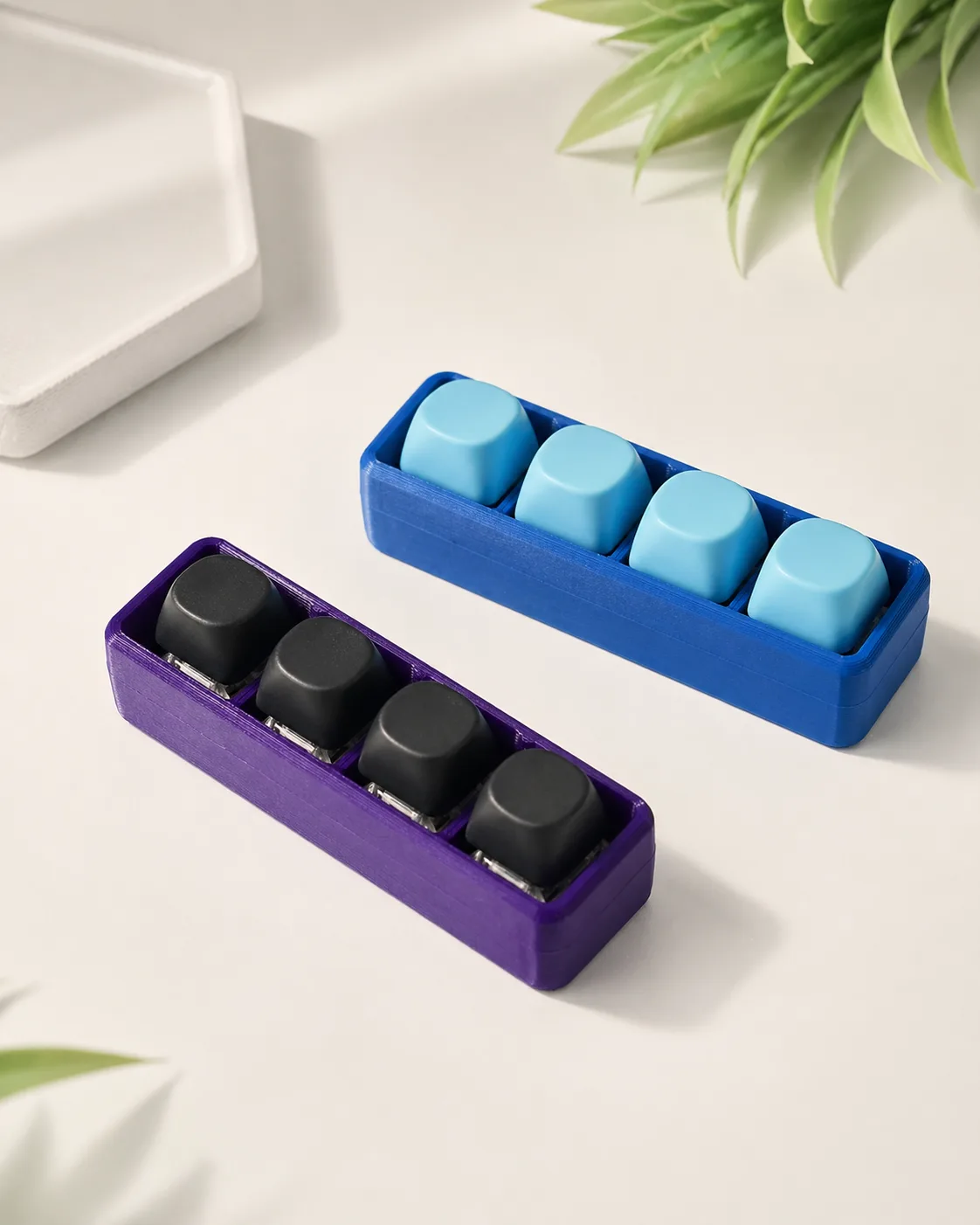 Sininen ja violetti Klikki pöydällä