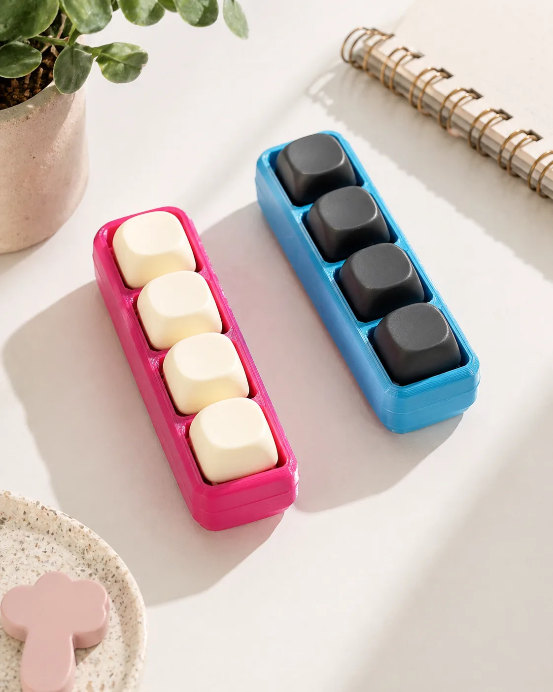 Klikki-prototyyppejä työpöydällä pinkissä ja sinisessä värissä